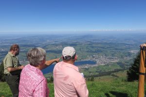 Die Büchelexperten Armin Mattmann, Maria Schuler-Arnold und Armin Imlig hatten geografische, historische und musikalische Hinweise zum Schwyzer Büchelspiel